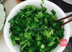 Illustration of how to make celery noodles 2