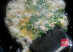 Illustration of how to make stir-fried egg noodles with green onion 2