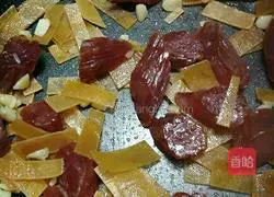 Illustration of braised rice with mushrooms and sausages 1