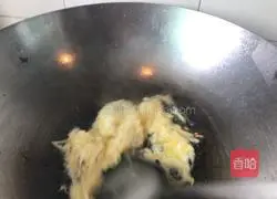 Illustration of how to make pineapple, shrimp and egg fried rice 11