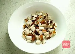 Illustration of how to make celery and fragrant dried fried rice 4