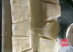 Illustration of how to make dumplings stuffed with pork and lotus root 9