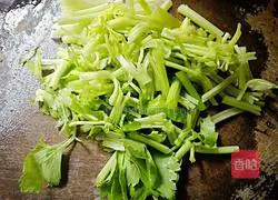 Illustration of how to make celery fried noodles 2