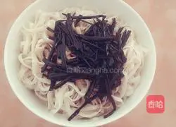 Illustration of how to make noodles with scallion oil 4