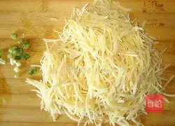 Illustration of how to make golden potato shredded pancake 2