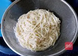 Illustration of how to make fried noodles with shrimp 4