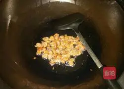 Illustration of how to make sausage and egg fried rice 4