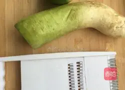 Illustration of making dumplings stuffed with shredded radish 1