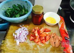 Illustration of how to make sausage fried noodles 1