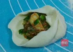 Illustration of how to make three fresh buns 12