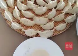 Illustration of how to make leek, cabbage and pork dumplings 8