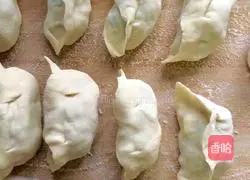 Illustration of how to make double-stuffed dumplings 9