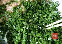 Illustration of how to make leek and pork dumplings 2