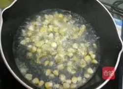 Illustration of how to make ham, corn and egg fried rice 3