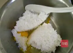 Illustration of how to make rice egg pancake 2