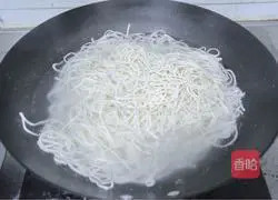 Illustration of how to make stir-fried noodles with shredded vegetables and pork 2