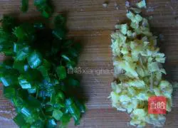 Illustration of how to make dumplings stuffed with mushrooms, carrots and meat 4