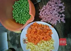 How to make red, blue and yellow fried rice Illustration 1