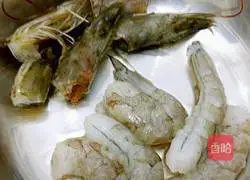 Illustration of how to make golden fried rice with celery and shrimp 2