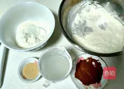 Illustration of how to cut steamed buns with two-color knife 1