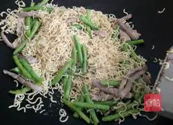 Illustration of how to make fried noodles with beans and shredded pork 7