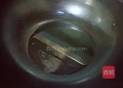 Illustration of how to make leek and egg dumpling stuffing 7