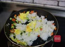 Illustration of how to make cucumber and egg fried rice 7