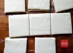 Illustration of how to make dumplings stuffed with pork and celery 8