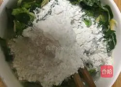 Illustration of how to make spinach and shrimp egg pancakes 4