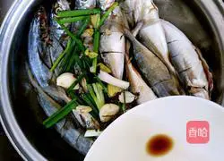 Illustration of how to grill fish with electric pan 5