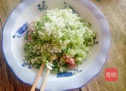 Illustration of how to make pork and green onion wontons 3