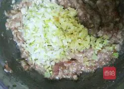 Illustration of how to make pork and coriander wonton stuffing 10