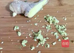 Illustration of how to make celery and carrot meat dumplings 1