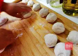 Illustration of how to make steamed buns with vegetarian stuffing 2