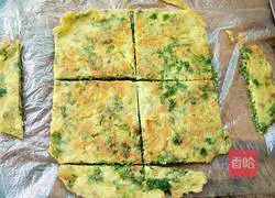Illustration of how to make celery leaf egg pancake 6