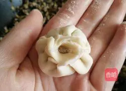 Illustration of how to make three-vegetarian pork dumplings for beginners 5