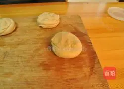 Illustration of how to make scallion pancakes 4