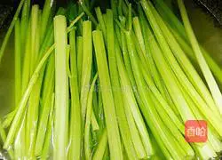 Illustration of how to make wonton stuffing with celery and fresh meat 2