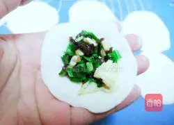 Illustration of how to make leek and egg dumplings 10