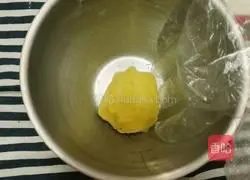 Illustration of how to make two-color plum blossom cakes 6