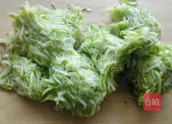 Illustration of how to make zucchini stuffed buns 3