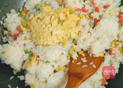 Illustration of how to make corn, peas, eggs, ham and fried rice 5