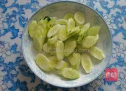 Illustration of how to make bacon and cucumber braised flatbread 1