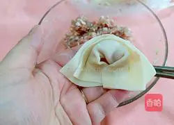 Illustration of how to make homemade shrimp wontons 8