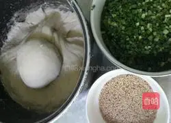 Illustration of how to make green onion and sesame layer cake 1