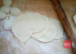 Illustration of how to make celery stuffed dumplings 10