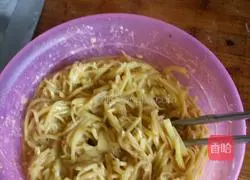 Illustration of how to make shredded potato pancakes 4