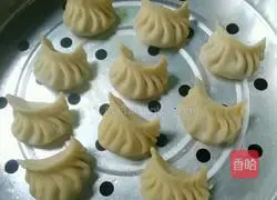 Illustration of making mushroom, carrot and pork dumplings 9