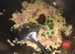 Illustration of how to make egg and minced meat fried rice 6