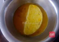 Illustration of how to make golden egg steamed bun slices 5